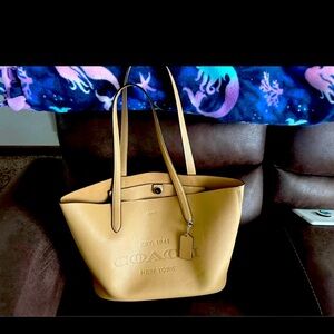 Beautiful Tan Coach Tote. 1slip inside pocket. Magnetic closure. No smoking home